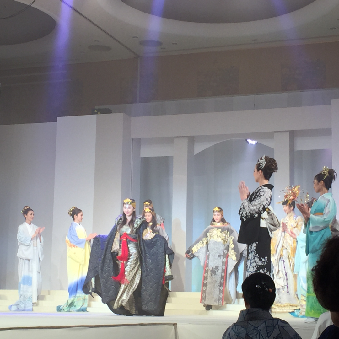 きものファッションショー「極粋の宴」の一幕